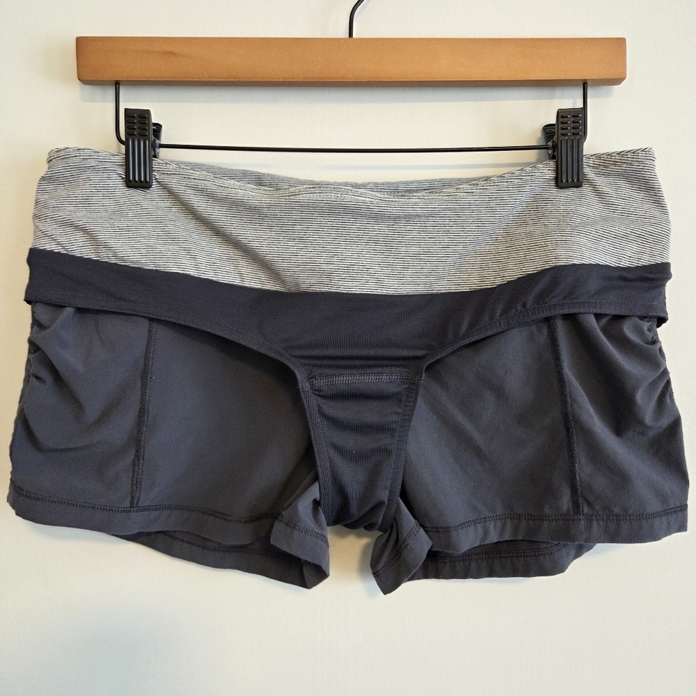 Lululemon 2.5” Inseam Charcoal Athletic Running Shorts – Built-In Liner – Size 8 - Picture 7 of 8